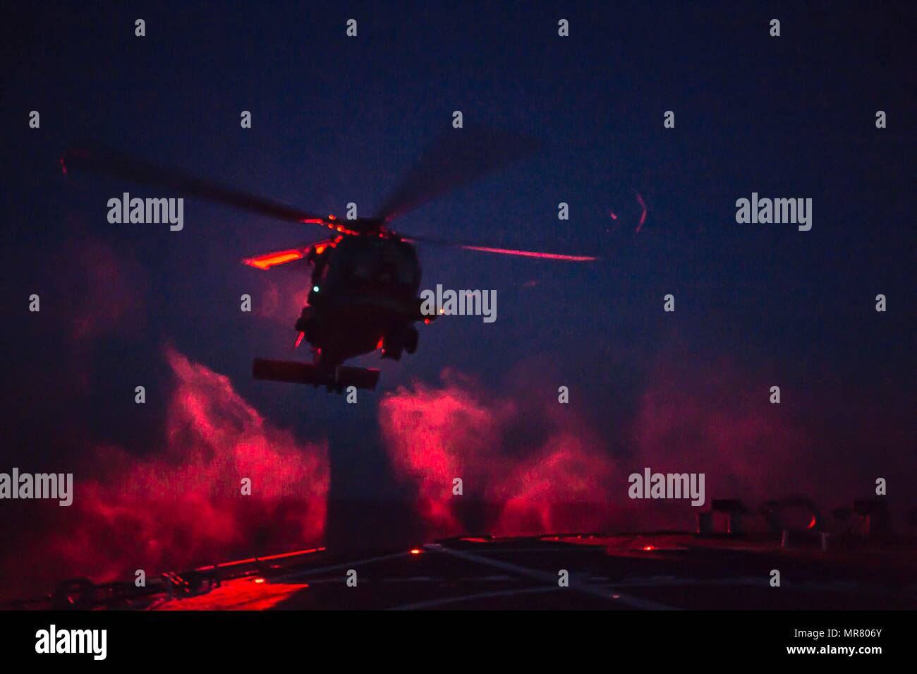 170523-N-FQ994-1232 Mare Mediterraneo (23 maggio 2017) un MH-60R Sea Hawk elicottero, assegnato all'elicottero Maritime Strike Squadron (HSM) 46, DET. 1, terre a bordo del Arleigh Burke-class guidato-missile destroyer USS Ross (DDG 71) Maggio 23, 2017. Ross, distribuita a Rota, Spagna, sta conducendo operazioni navali negli Stati Uniti Sesta flotta area di operazioni a sostegno degli Stati Uniti per gli interessi di sicurezza nazionali in Europa e in Africa. (U.S. Foto di Marina di Massa lo specialista di comunicazione di terza classe Robert S. Prezzo/rilasciato) Foto Stock