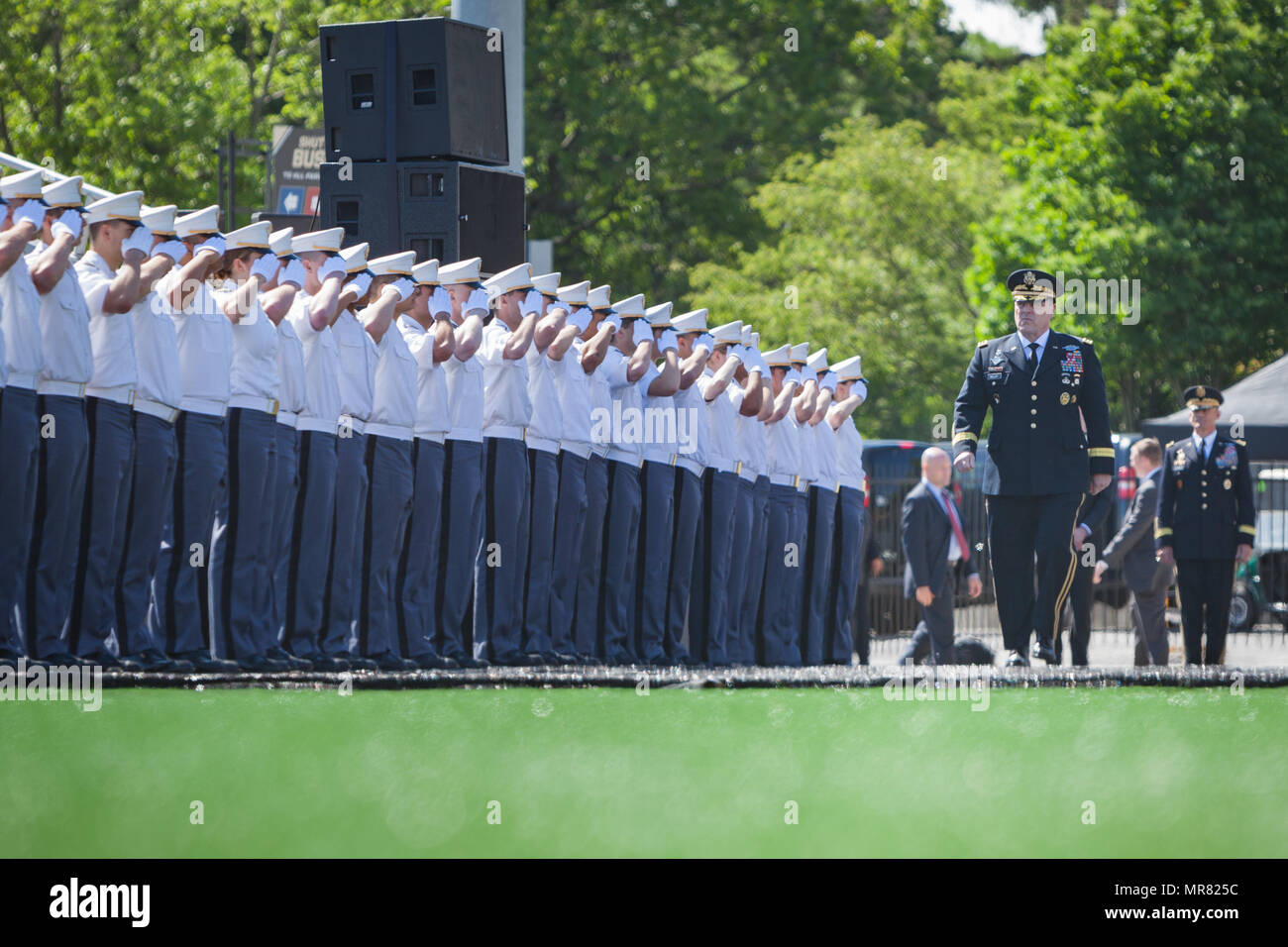 General Mark A. Milley, 39th capo del personale dell'esercito, entra Michie Stadium prima del 2017 cerimonia di laurea a West Point. Nove cento trenta sei cadetti dalla classe del 2017 hanno ricevuto i loro diplomi maggio 27. La classe incluso 151 donne, 72 afro-americani, 60 Asiatico/Isolani del Pacifico, 102 ispanici e sei i nativi americani. Vi sono stati 133 membri della classe che hanno partecipato all'U.S. Accademia militare scuola preparatoria (114 uomini e 19 donne). Questa classe inoltre incluso 21 veterani di guerra (20 uomini e una donna). (U.S. Foto dell'esercito da Michelle Eberhart) Foto Stock