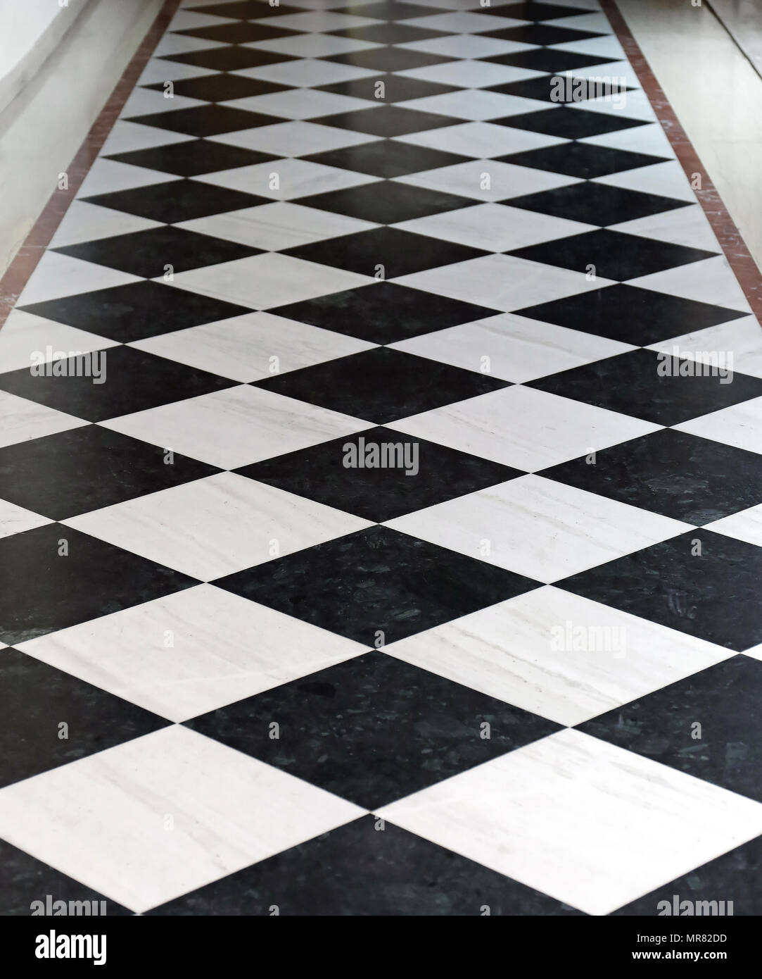 Bianco e nero pavimento a scacchi in corridoio Foto stock - Alamy