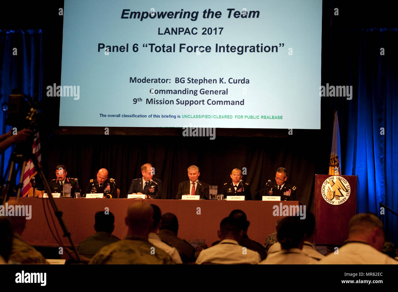 La forza totale integrazione pannello a AUSA LANPAC Symposium & Exposition presso lo Sheraton Waikiki. Da sinistra: Briga. Gen. Rob Roy Mackenzie, Capo di Stato Maggiore dell esercito, riserva esercito canadese. Il Mag. Gen. Christopher G. Cavoli, comandante generale, XXV divisione di fanteria. Brig. Gen. William R. Burks, Aiutante Generale, Nevada National Guard. Stephen D. Austin assistente capo dell'esercito di riserva. Il Mag. Gen. Leslie A. Purser, Assistente speciale del Segretario dell'esercito (manodopera e gli affari di riserva). Brig. Gen. Stephen K. curda, Comandante Generale, 9 Supporto di missione il comando. Foto Stock