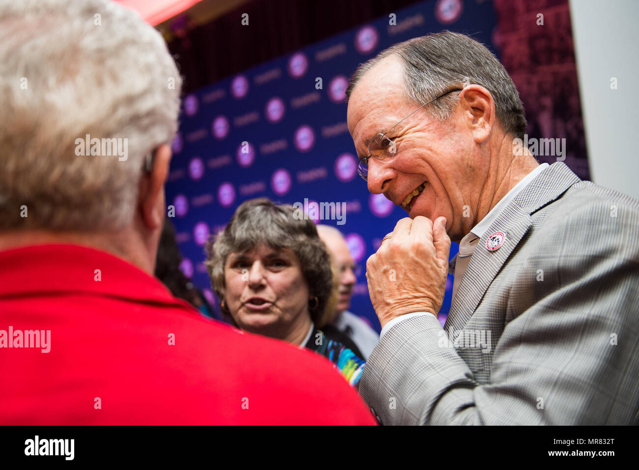 Ritirato U.S. Navy Adm. Mike Mullen, ex presidente del Comune di capi di Stato Maggiore e rubinetti di onorario membro del Board,incontra familiari superstiti membri dopo la tragedia del programma di assistenza per i superstiti (TAPS) Grand banchetto presso il ventitreesimo rubinetti militari nazionali seminario superstite e buon dolore Camp in Arlington, Virginia, 27 maggio 2017. Rubinetti porta familiari superstiti elementi insieme nella capitale della nazione durante il weekend del Memorial Day a partecipare a seminari, workshop e attività di sostegno e di onorare il loro sacrificio. (DoD Foto di U.S. Army Sgt. James K. McCann) Foto Stock