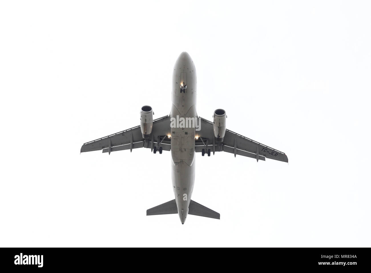 ISTANBUL, Turchia - Febbraio 04, 2018: Turkish Airlines Airbus A319-132 (NC 3142) in atterraggio a Istanbul Ataturk. Il tuo è il vettore di bandiera Turke Foto Stock