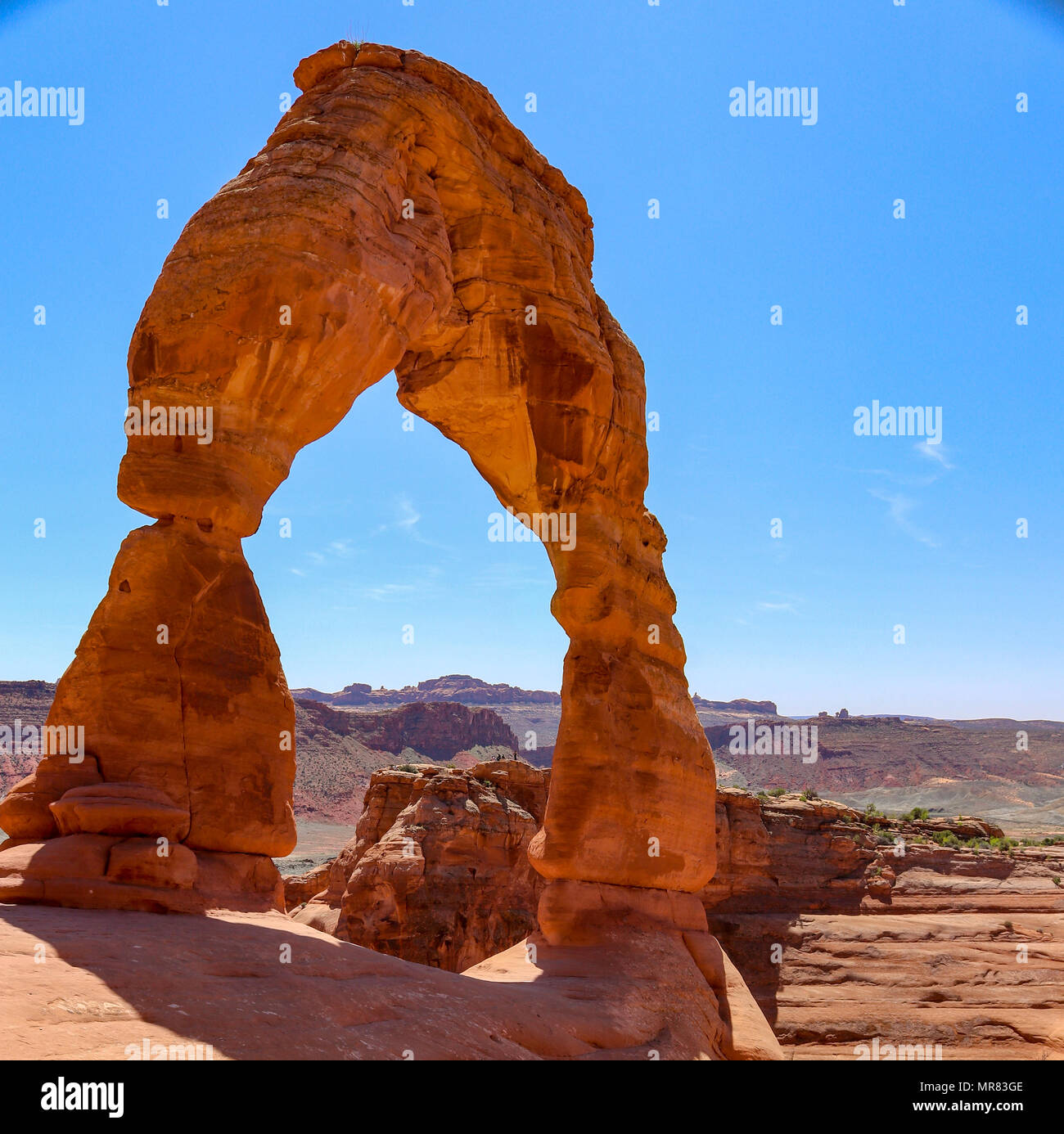 Delicate Arch si eleva alto contro il luminoso cielo blu dello Utah nel Parco Nazionale di Arches Foto Stock
