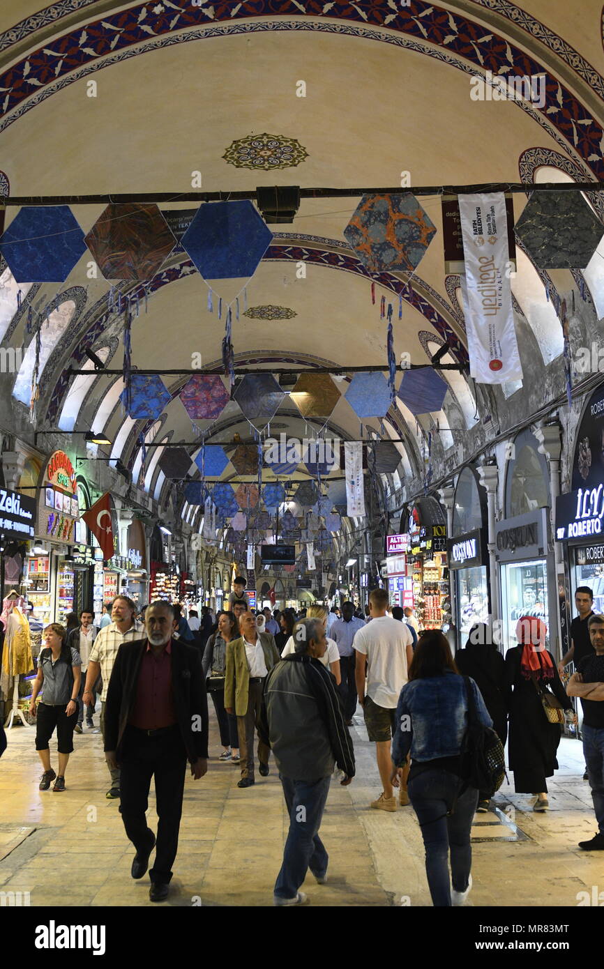 Istanbul, Turchia. Il Grand Bazaar (Kapalı Carsı) è un quartiere commerciale situato nel centro storico di Istanbul, Eminönü, nel quartiere Beyazıt Foto Stock