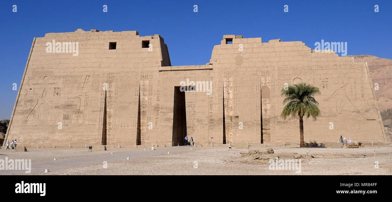 La folla di turisti cinesi di visitare il Mausoleo di Mao Zedong a Pechino in Cina. Molti portano ombrelli UV al riparo dal sole implacabile una volta che raggiungono la terra aperta. Foto Stock