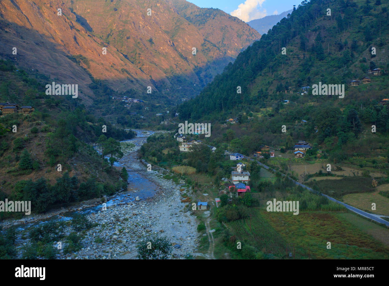 Un pittoresco villaggio nella valle di Tirthan (Himachal Pradesh, India) Foto Stock