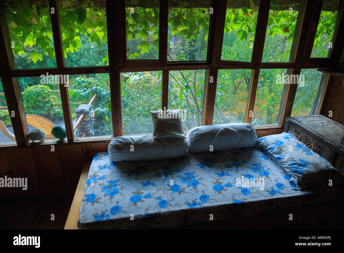 Camera con vista sul giardino di una famiglia (Raju's Cottage) - a valle Tirthan (Himachal Pradesh) Foto Stock