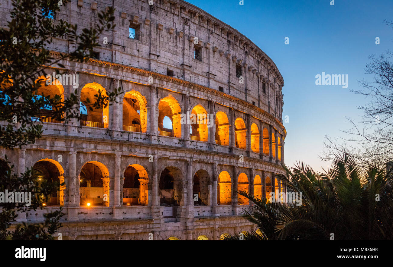 Il Colosseo a Roma al tramonto. Foto Stock