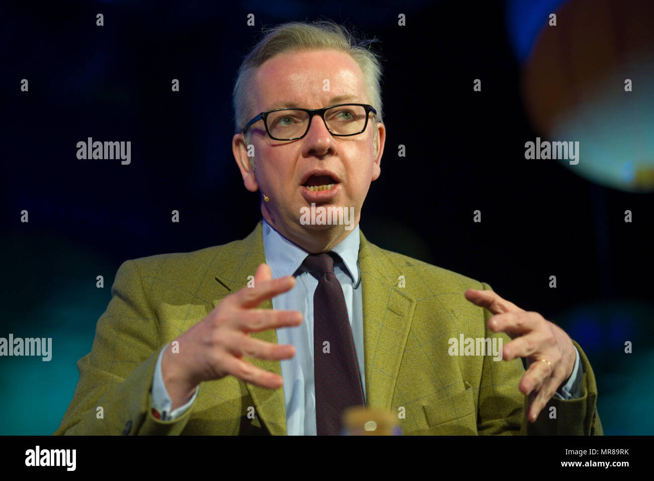 Michael Gove MP, Segretario di Stato per l'ambiente, dell'alimentazione e gli affari rurali parlando a Hay Festival 2018, Hay on Wye, Powys, Wales, Regno Unito Foto Stock