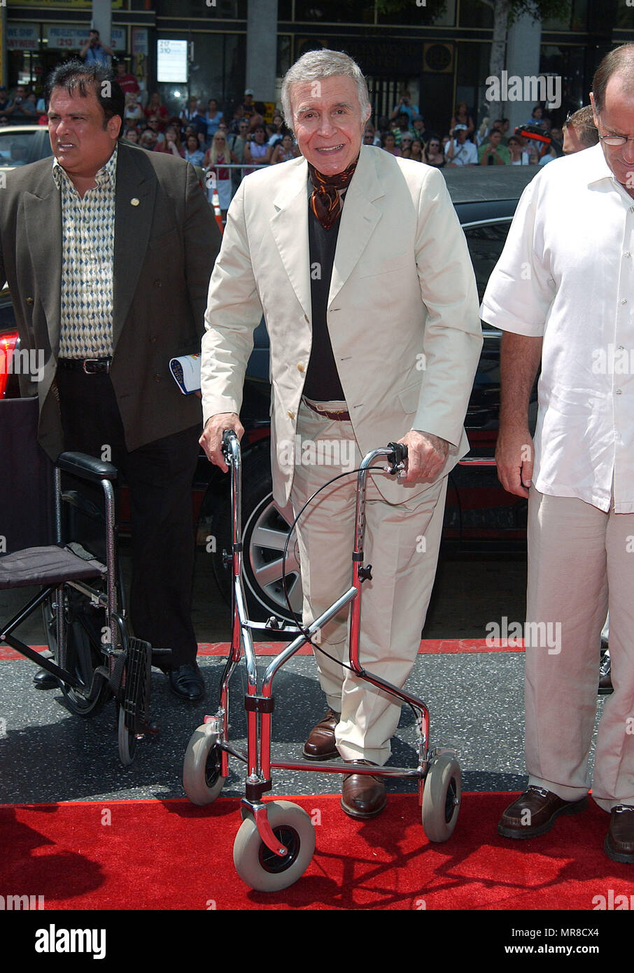 Ricardo Montalban arrivando alla Spy Kids 2: l'isola dei sogni perduti premiere al Chinese Theatre di Los Angeles. Luglio 26, 2002. MontalbanRicardo06 Red Carpet Event, verticale, STATI UNITI D'AMERICA, industria cinematografica, celebrità, fotografia, Bestof, arte cultura e intrattenimento, Topix celebrità moda / Verticale, meglio di, evento nella vita di Hollywood - California, moquette rossa e dietro le quinte, USA, industria cinematografica, celebrità, movie celebrità, personaggi televisivi, musica celebrità, fotografia, Bestof, arte cultura e intrattenimento, Topix, verticale, una persona, dall'anno , 2002, inchiesta tsuni@Gamma-STATI UNITI D'AMERICA. Foto Stock