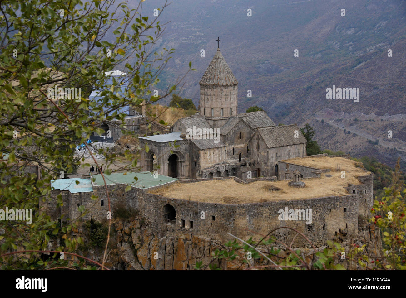 Tatev monastero con la chiesa di Surp Poghos-Petros (St. Paolo e di San Pietro) si siede sul bordo del Canyon Vorotan in un giorno nuvoloso in autunno, Armenia Foto Stock