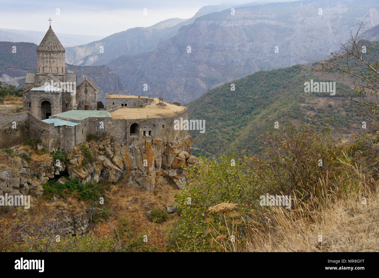 Tatev monastero con la chiesa di Surp Poghos-Petros (St. Paolo e di San Pietro) si siede sul bordo del Canyon Vorotan in un giorno nuvoloso in autunno, Armenia Foto Stock