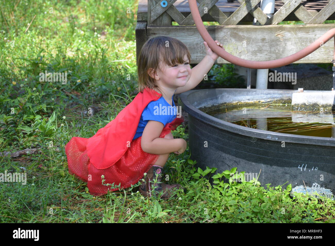 Riproduzione Toddler dress up fuori.super hero Foto Stock
