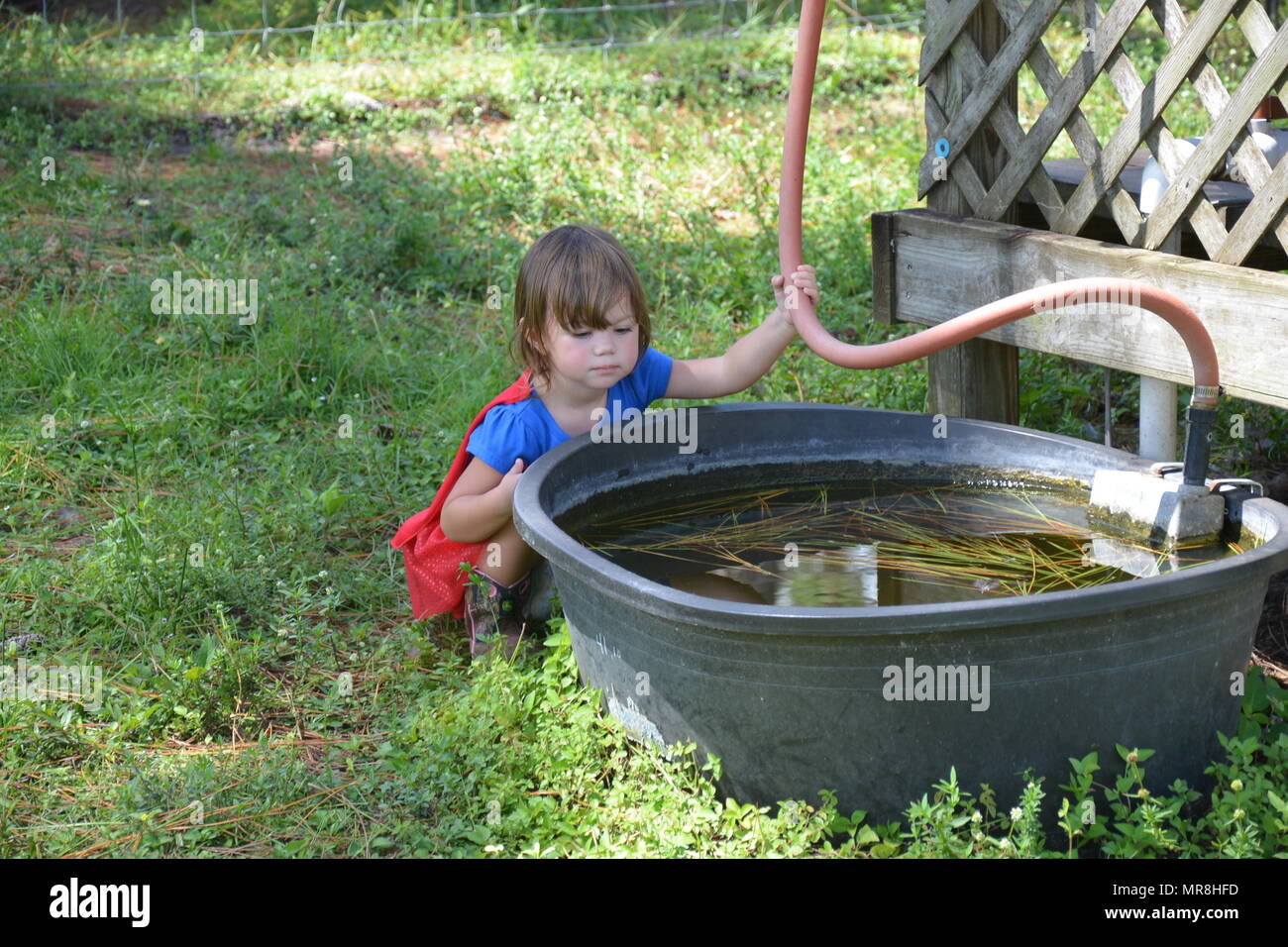 Riproduzione Toddler dress up fuori.super hero Foto Stock