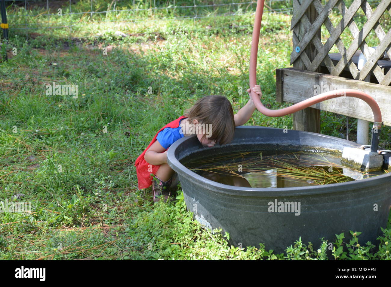 Riproduzione Toddler dress up fuori.super hero Foto Stock