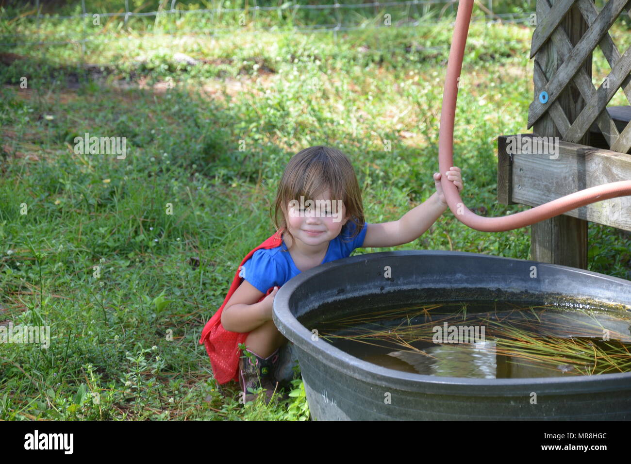 Riproduzione Toddler dress up fuori.super hero Foto Stock