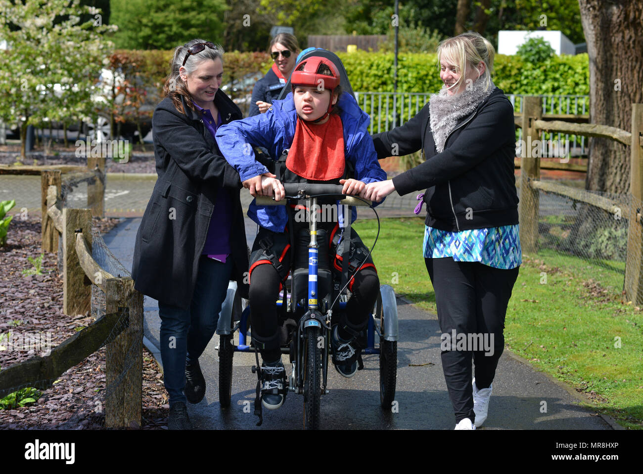 I caregivers con i bambini disabili a Chailey Heritage Foundation, East Sussex Regno Unito Foto Stock