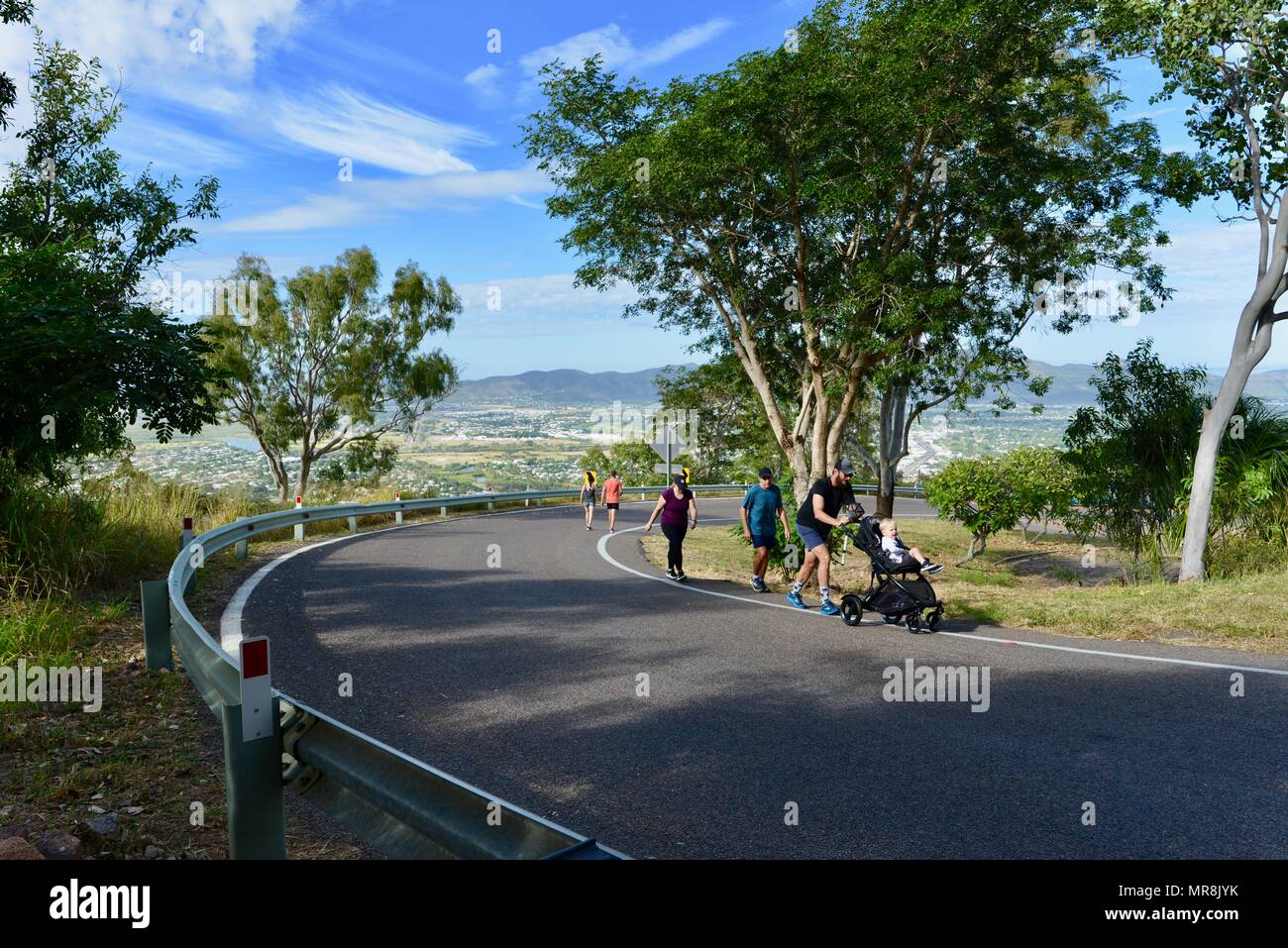 I pedoni a piedi fino alla strada fino alla Collina del Castello, Castle Hill QLD 4810, Australia Foto Stock