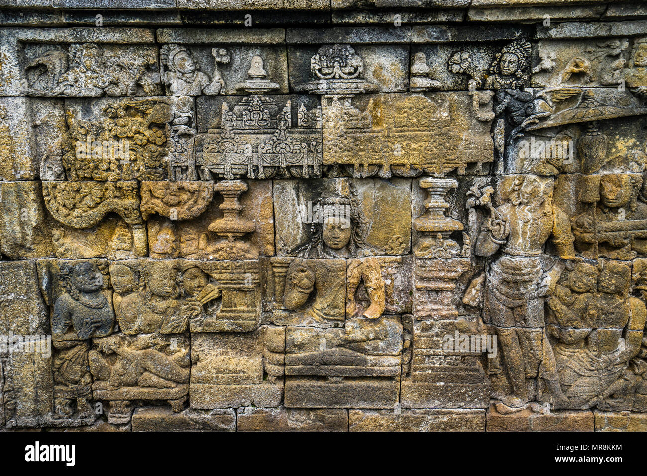 Pannelli di sfiato sulla quarta balaustra del IX secolo tempio Buddhista di Borobudur e a circa 2672 pannelli compongono una delle più complete Buddhis Foto Stock