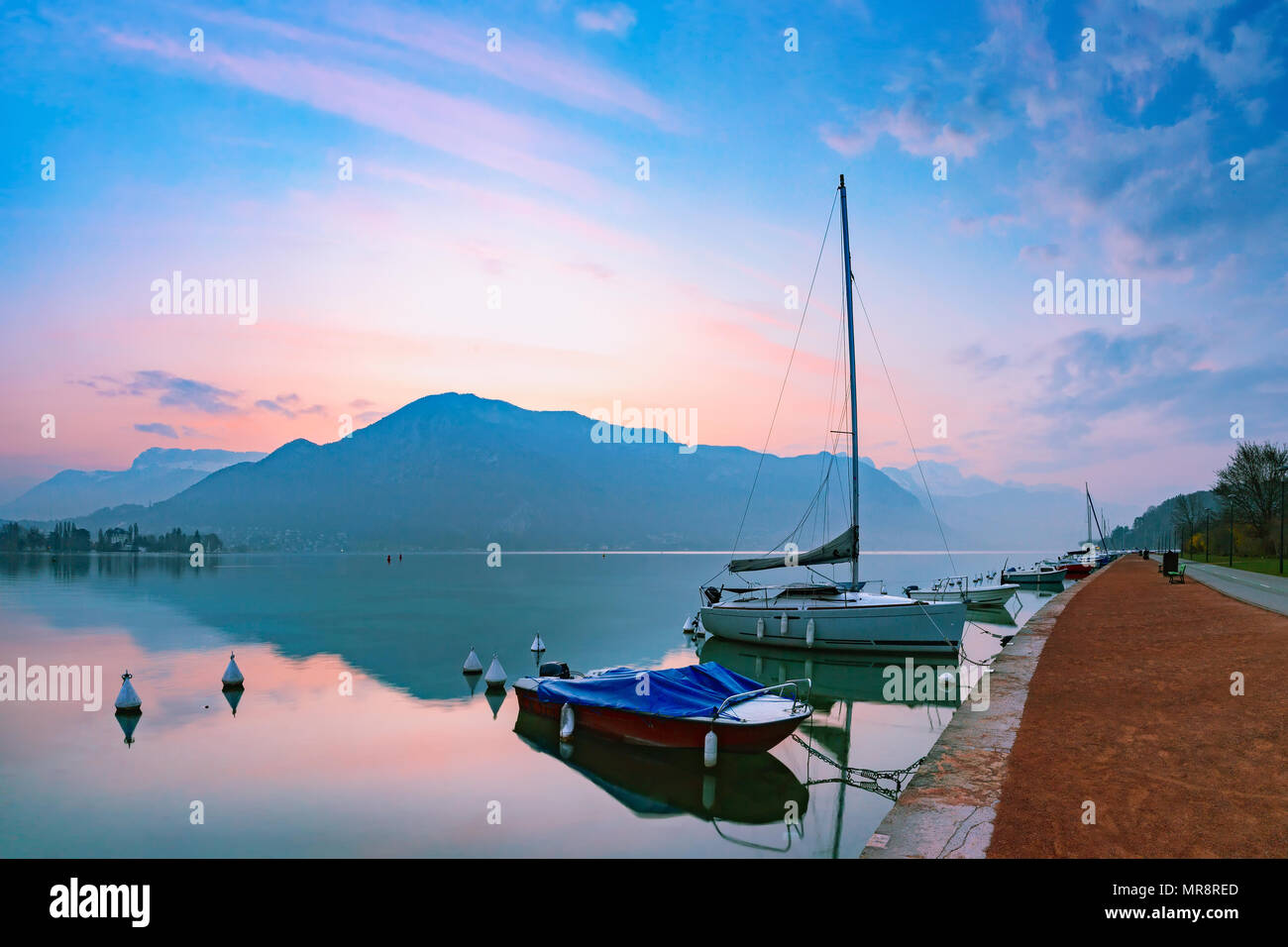 Il lago di Annecy e le montagne delle Alpi, Francia Foto Stock