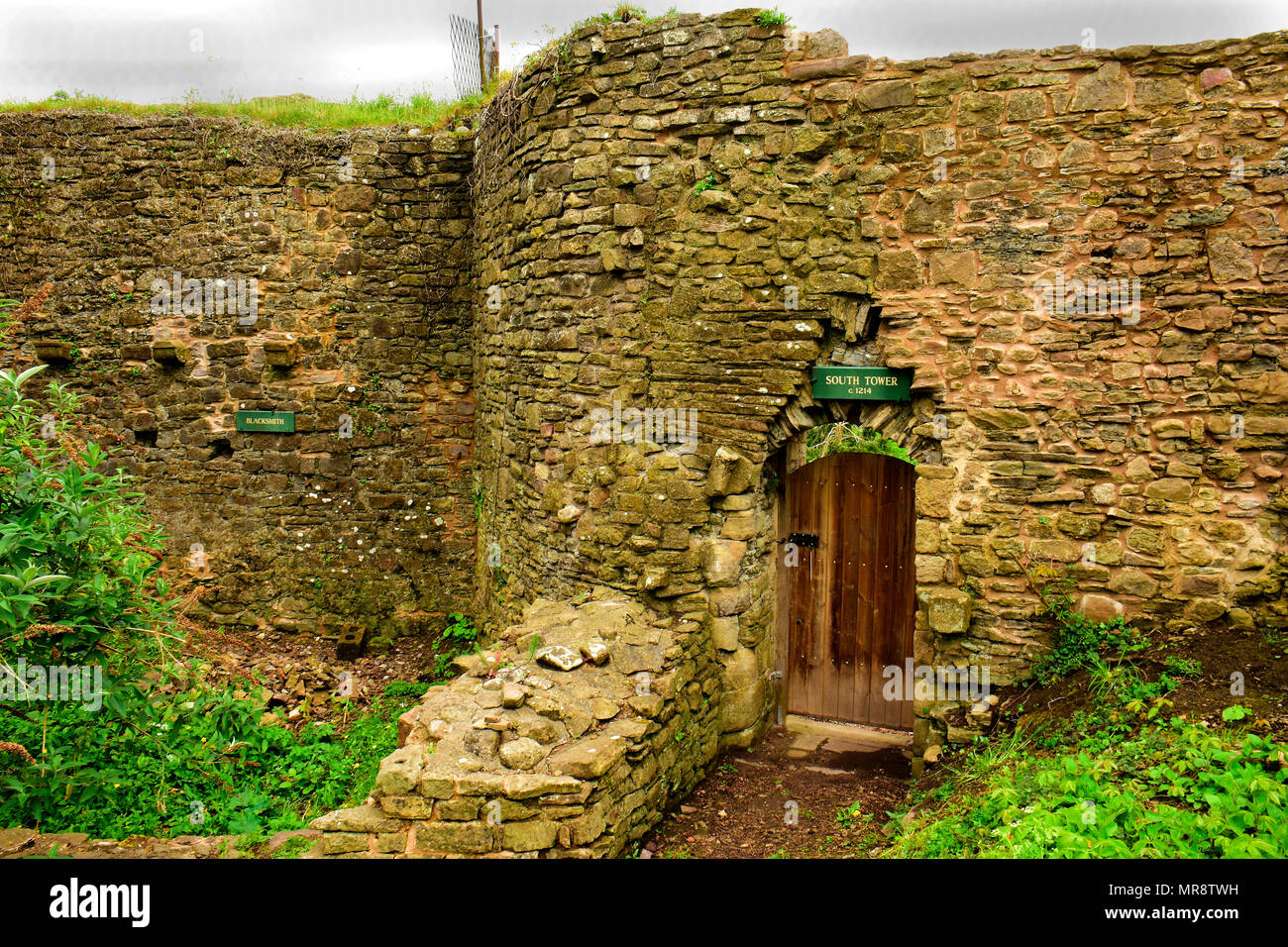 Un castello medioevale di circa 1138, ancora parzialmente intatto dopo secoli di unione meteo, qui in Monmouthshire, Galles Foto Stock