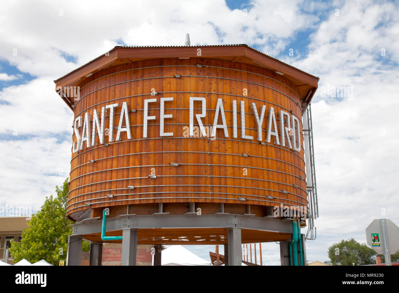 Questa annata in legno serbatoio acqua serve come un punto di riferimento e segno di Santa Fe il popolare quartiere di intrattenimento, la Railyard. I mercati degli agricoltori due volte a settimana Foto Stock