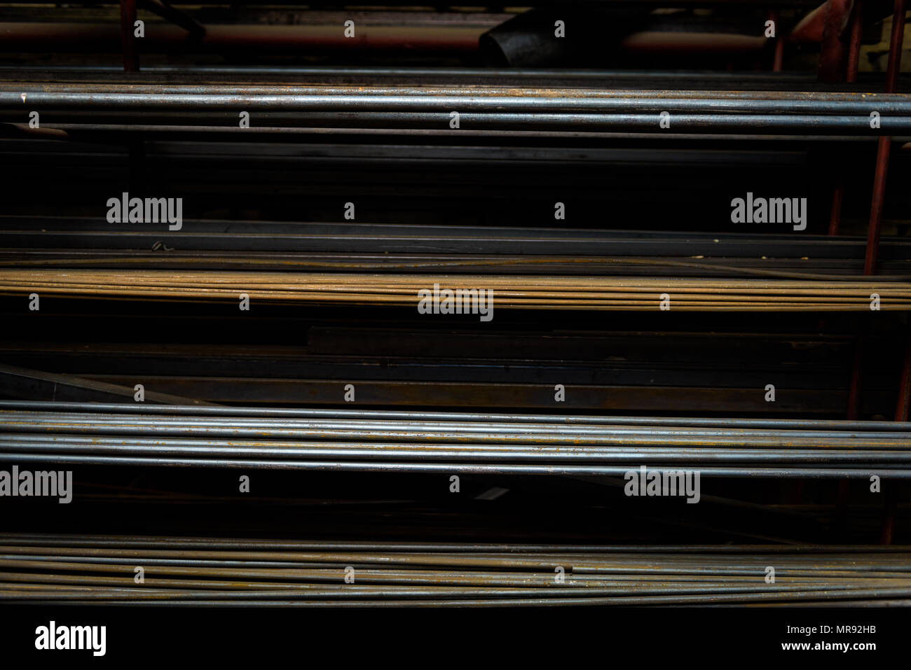 Aste in acciaio impilati in un laboratorio utilizzato per costruire mobili metallici come parte di un piccolo business su un sudafricano Eastern Cape farm Foto Stock