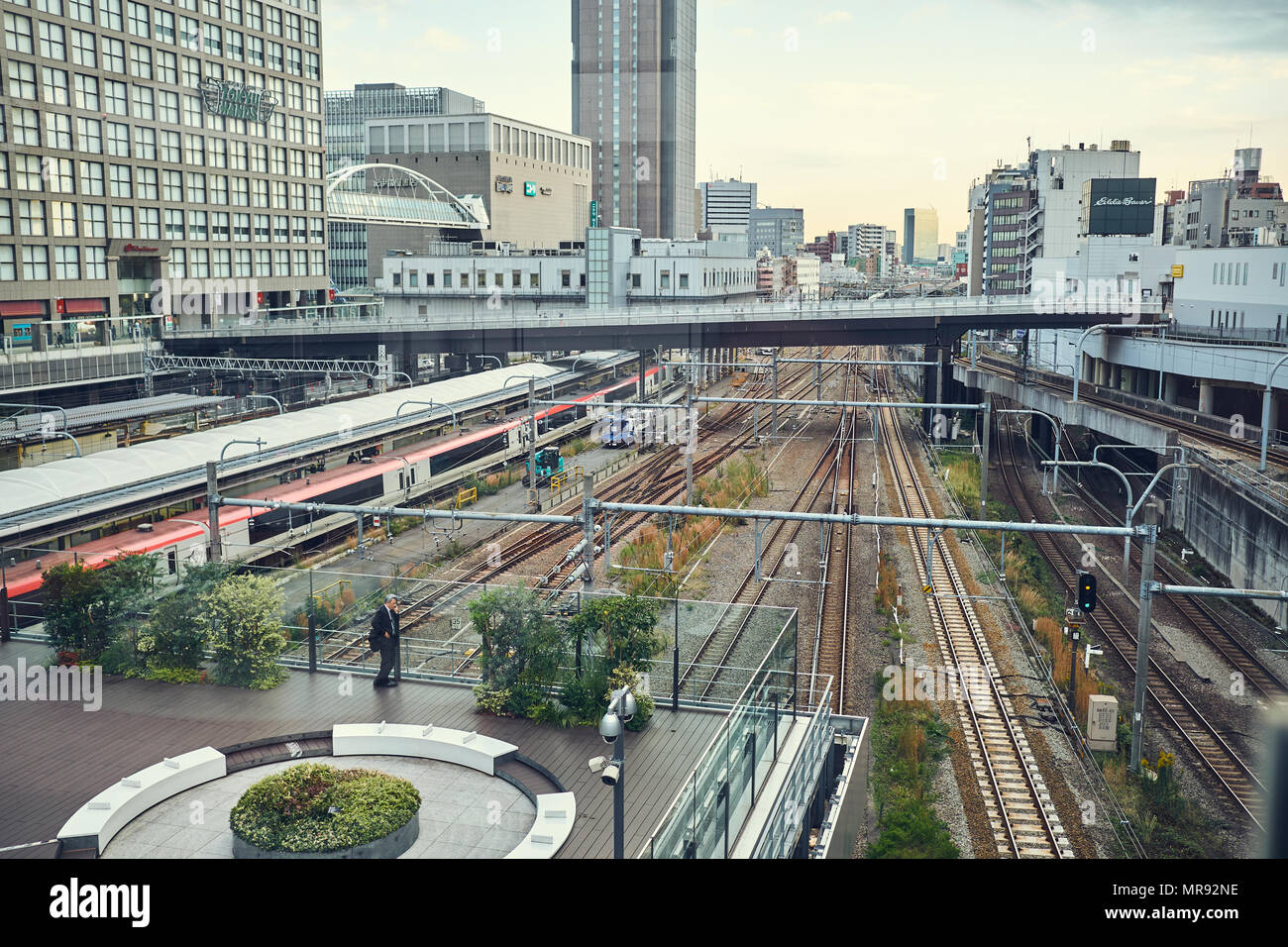 Stazione di Shinjuku binari del treno Foto Stock