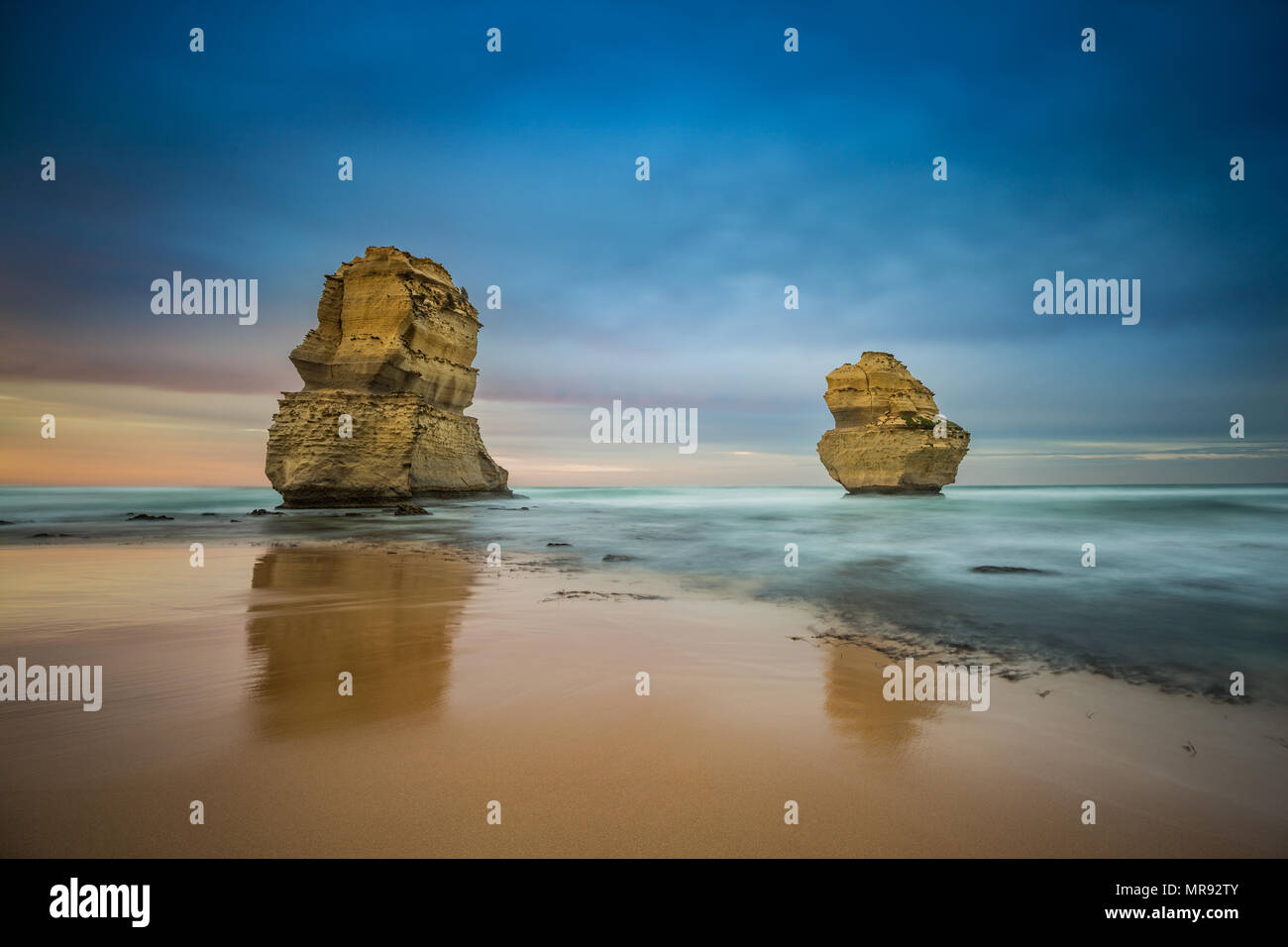 Due dei dodici Apostoli si trovano a Gibson's Beach sulla Great Ocean Road a Victoria Australia all'alba Foto Stock