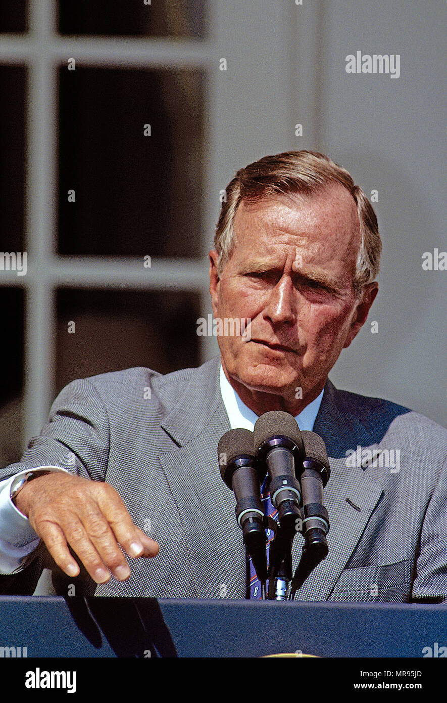 Washington, DC, Stati Uniti d'America, 1991 Presidente George H.W. Bush parla con e risponde alle domande dei giornalisti durante una conferenza stampa nel Giardino delle Rose della Casa Bianca Foto Stock