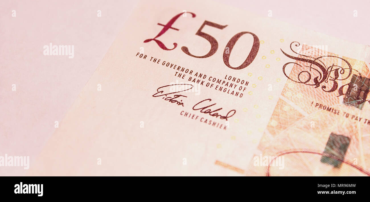 Chiudere l'angolo laterale di una cinquantina di Pound nota segno su sfondo bianco Foto Stock