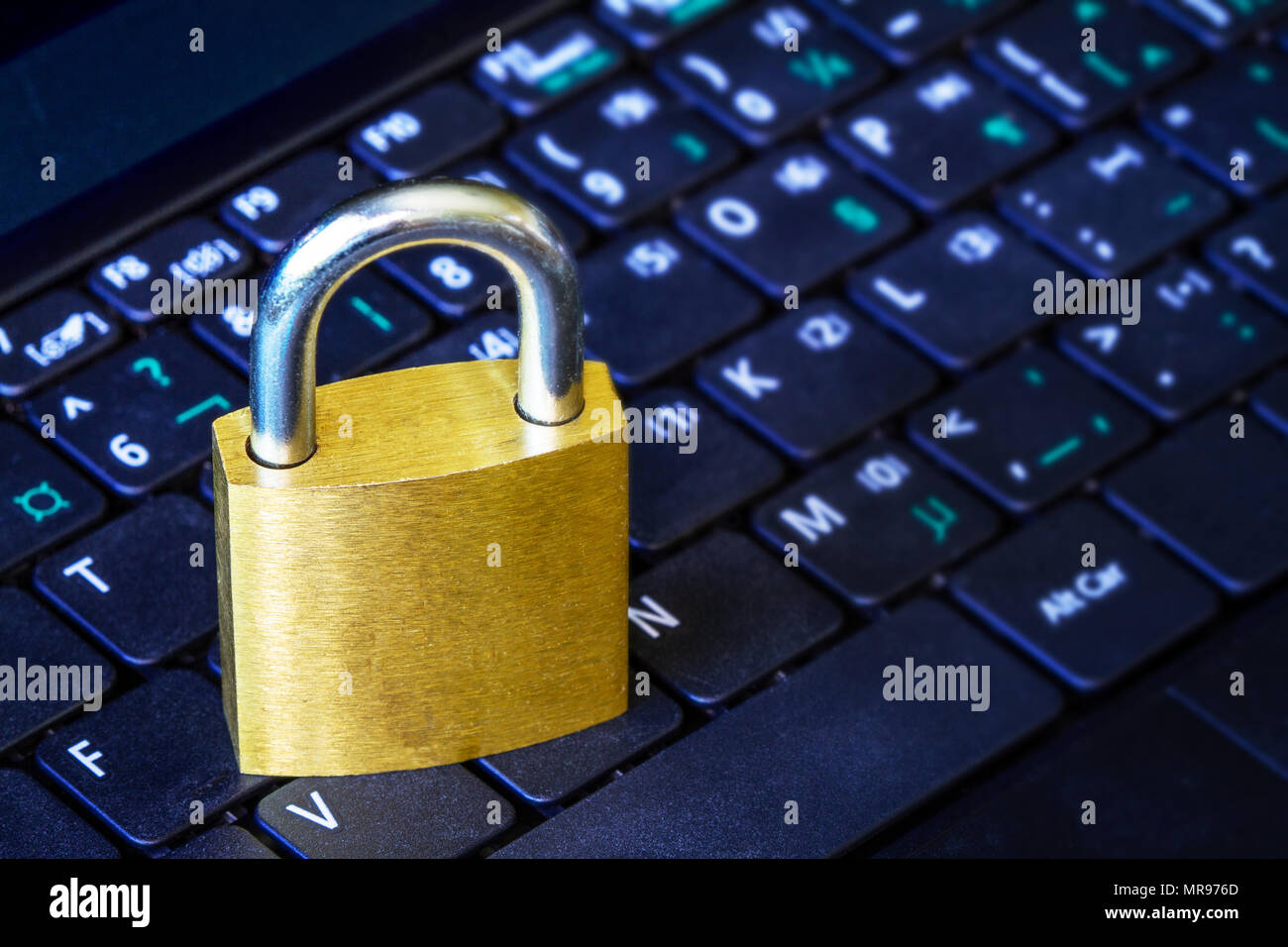 Lucchetto dorato sul computer tastiera portatile con copia spazio. Concetto di sicurezza in Internet, la riservatezza dei dati, la prevenzione della criminalità informatica. Messa a fuoco selettiva. Foto Stock