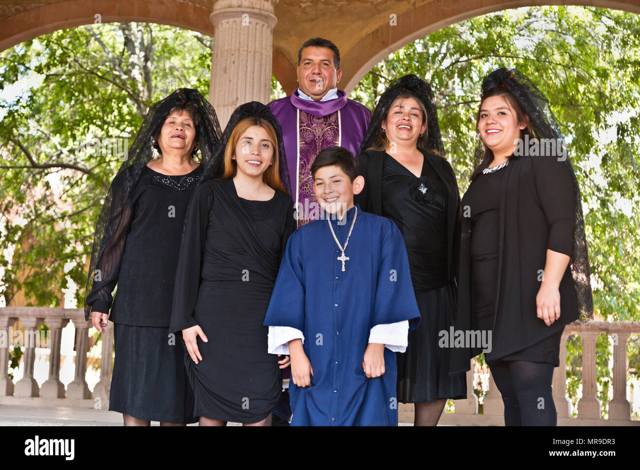Una famiglia messicana vestiti nei loro migliori di Pasqua - SAN FELIPE, Messico Foto Stock