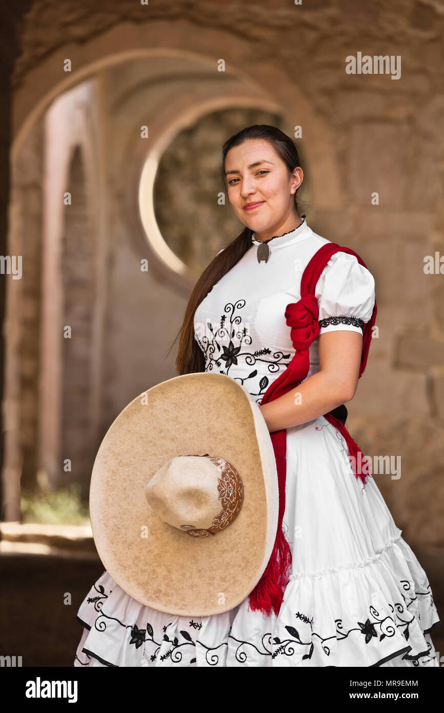 Una messicana indossa un tradizionale equitazione vestito in una vecchia hacienda - SAN FELIPE, Messico Foto Stock