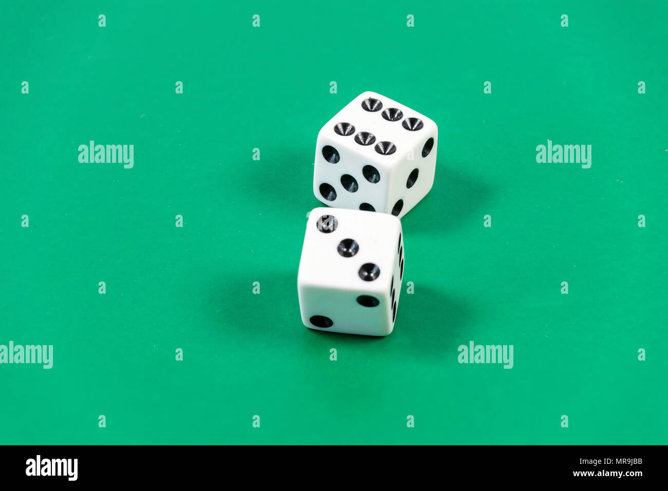 Craps è un gioco di dadi in cui i giocatori fanno le scommesse sul  risultato di una coppia di dadini di buttato giù una tabella Foto stock -  Alamy