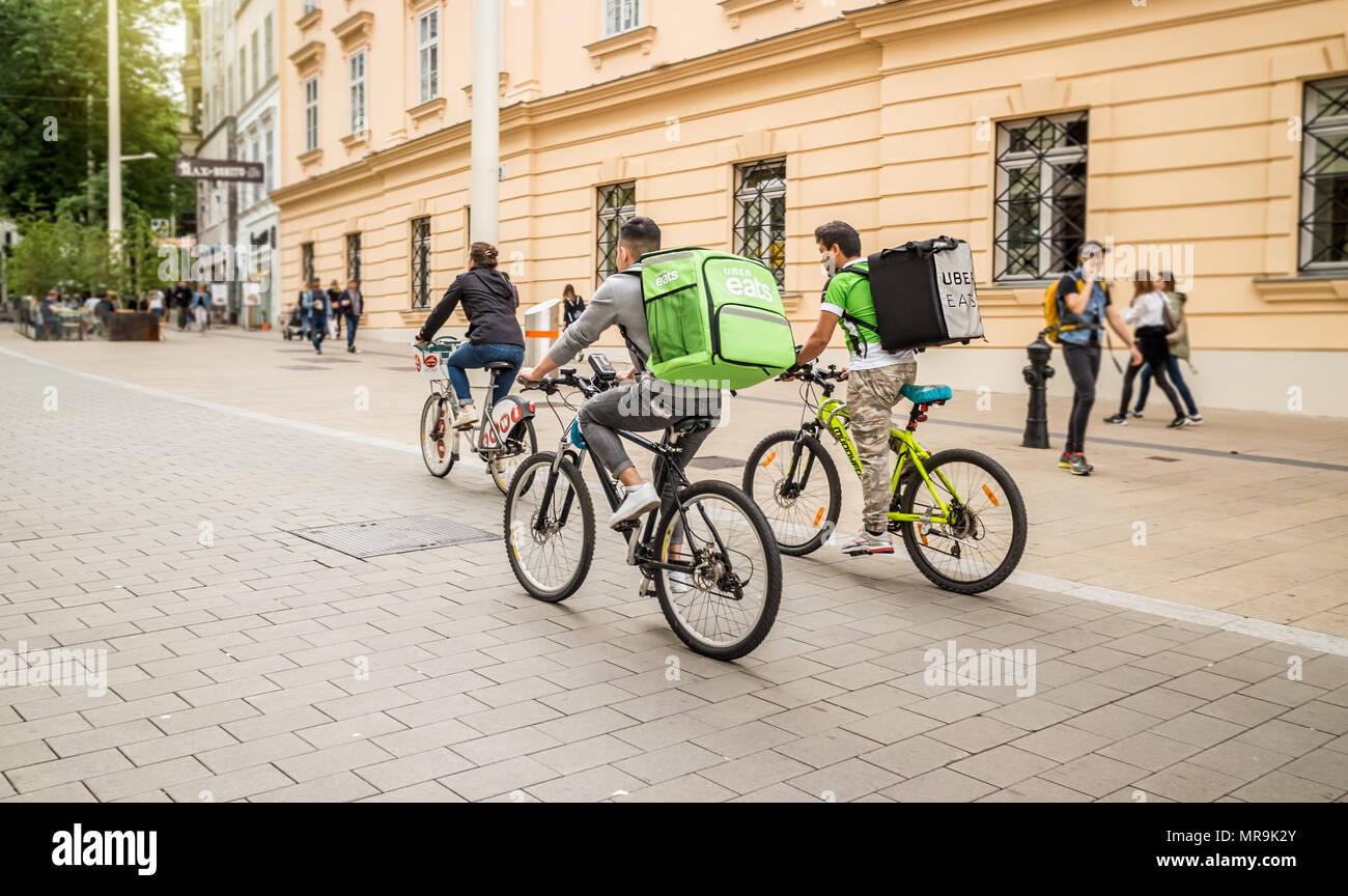 Vienna Austria può.25 2018, Uber mangia è un cibo internazionale società di consegna da U.S, ciclista caring zaini Foto Stock