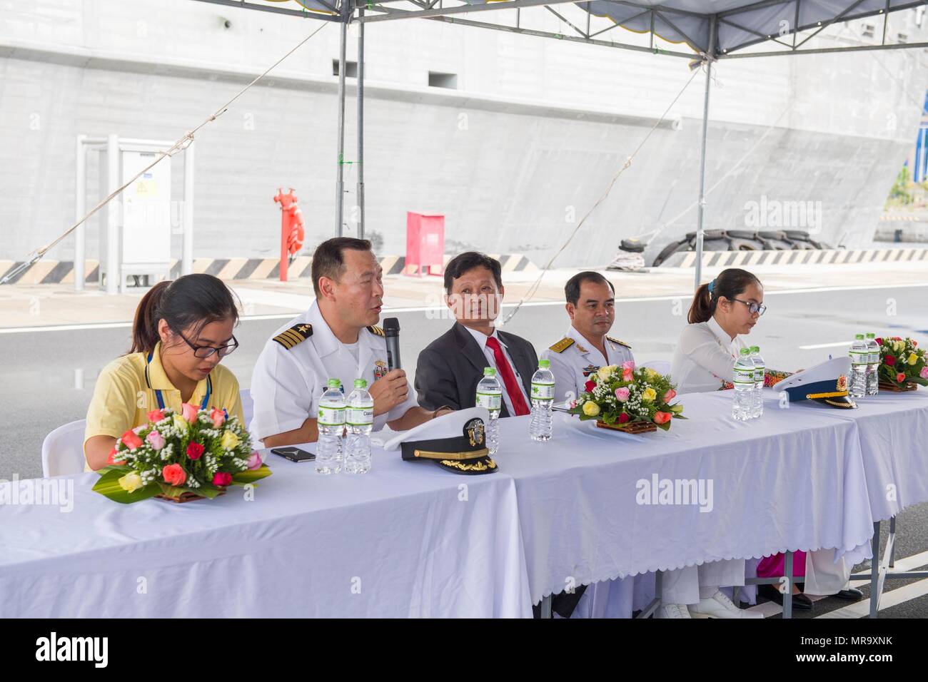 170529-N-SF984-002 CAM RAHN, Vietnam (29 maggio 2017) Capt. Stanfield Chien e leadership dal Vietnam a rispondere a domande per una conferenza stampa presso la cerimonia di chiusura del partenariato Pacifico 2017. Pacific Partnership è il più grande annuale multilaterale di assistenza umanitaria e di soccorso in caso di catastrofe preparazione missione condotta nel Indo-Asia-pacifico e mira a migliorare il coordinamento regionale nelle quali medico predisposizione e preparazione per le catastrofi provocate dall'uomo e naturali. (U.S. Foto di Marina di Massa lo specialista di comunicazione 2a classe Chelsea Troy Milburn/rilasciato) Foto Stock