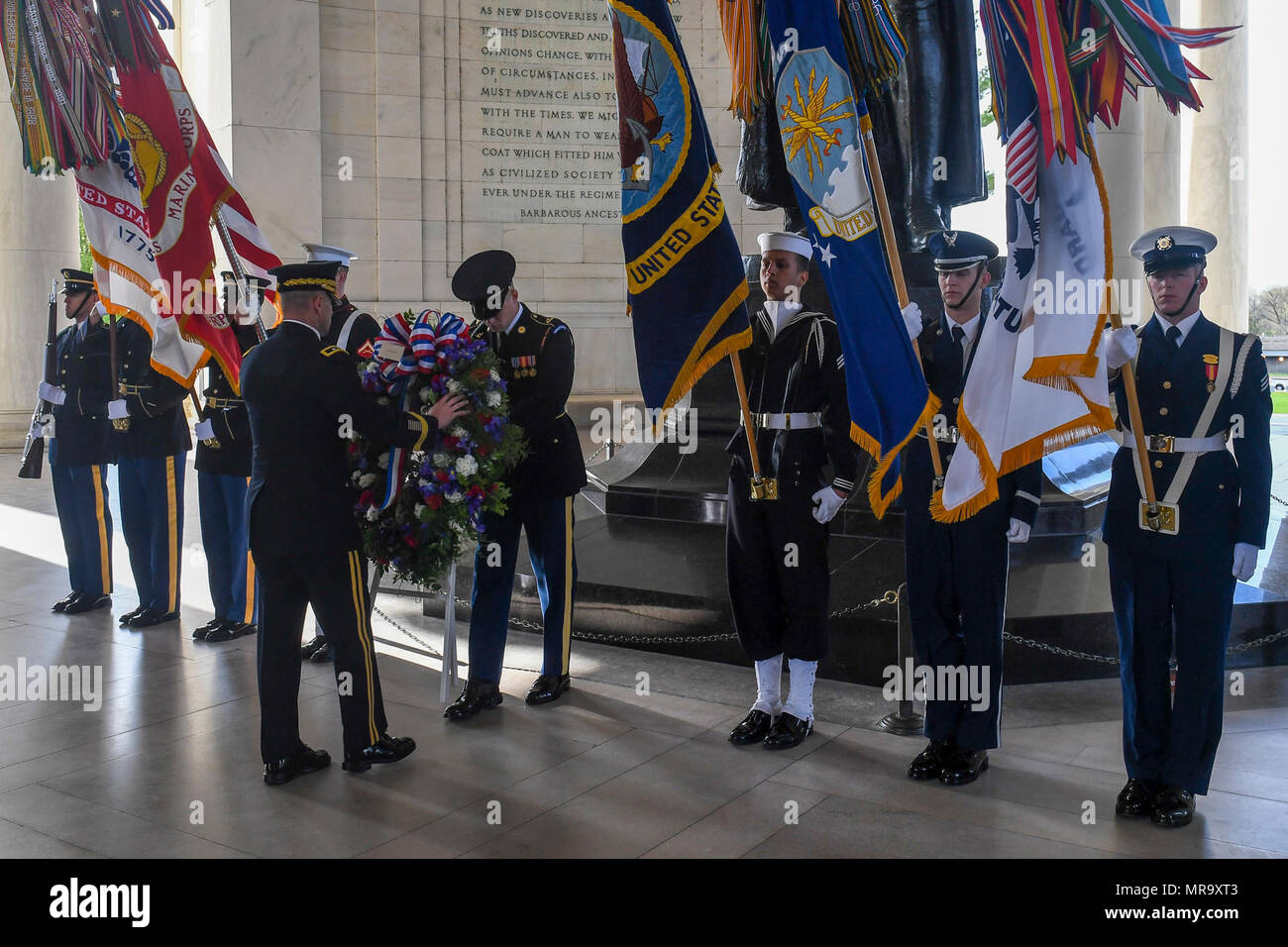 Stati Uniti Esercito il Mag. Gen. Bradley A. Becker, il comandante della forza congiunta Headquarters - Capitol nazionale Regione e U.S. Esercito Distretto Militare di Washington, stabilisce una corona di fiori in onore del Presidente Thomas Jefferson il compleanno presso il Jefferson Memorial a Washington D.C, aprile, 13, 2017. Foto Stock