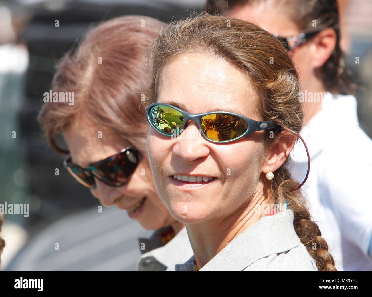 Palma de Mallorca / Spagna - 1 Agosto 2011: Infanta Elena di Spagna visto accanto alla Regina Sofia a Palma de Mallorca Yachting club Foto Stock