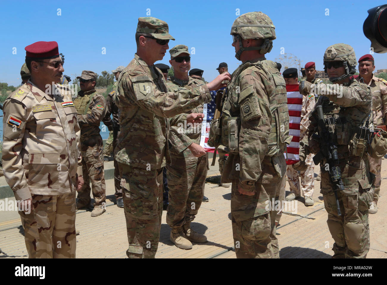 Stati Uniti Esercito il Mag. Timothy Batig, distribuito come supporto delle Combined Joint Task Force-Operation inerenti a risolvere e assegnati al 2° Battaglione, 508th Parachute Reggimento di Fanteria, 2° Brigata Team di combattimento, ottantaduesima Airborne Division, riceve la sua promozione al grado di tenente colonnello dal magg. Gen. Giuseppe Martin, il comandante generale combinata di forza comune terra comando di componente e 1a divisione di fanteria, a Mosul, Iraq, 25 maggio 2017. La seconda BCT, ottantaduesima Abn. Div., consente le forze di sicurezza irachene partner attraverso il consigliare e assistere la missione, contribuendo pianificazione, raccolta di intelligence e di ANA Foto Stock
