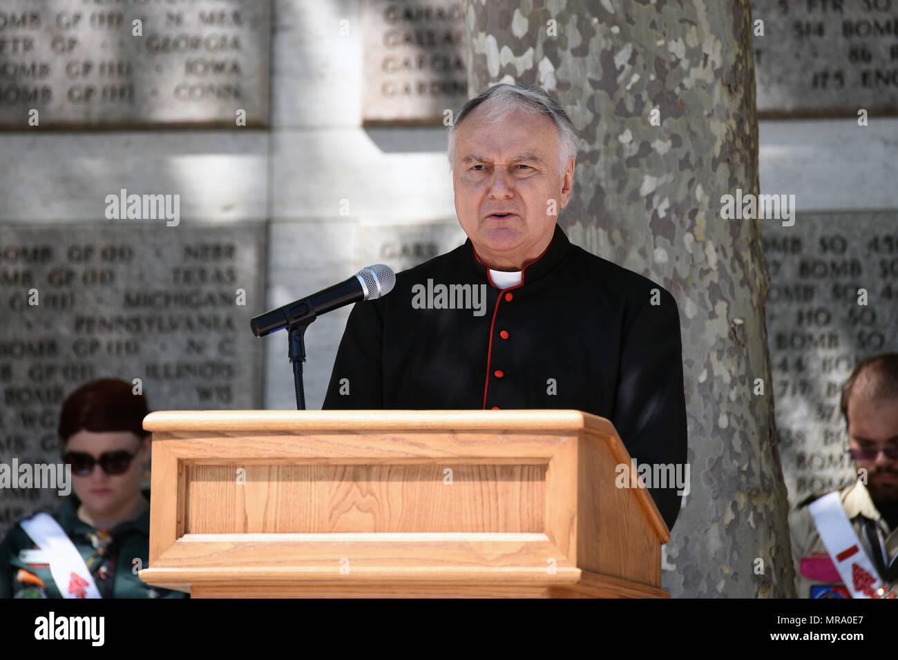La Chiesa Episcopale americana di San Giacomo a Firenze è una parrocchia episcopale che serve una congregazione di lingua inglese in Italia. Un rettore pronuncia le sue osservazioni durante una cerimonia del Memorial Day al Florence American Cemetery and Memorial il 29 maggio 2017. L'immagine d'archivio documenta la partecipazione religiosa all'interno di un servizio commemorativo militare. Foto Stock