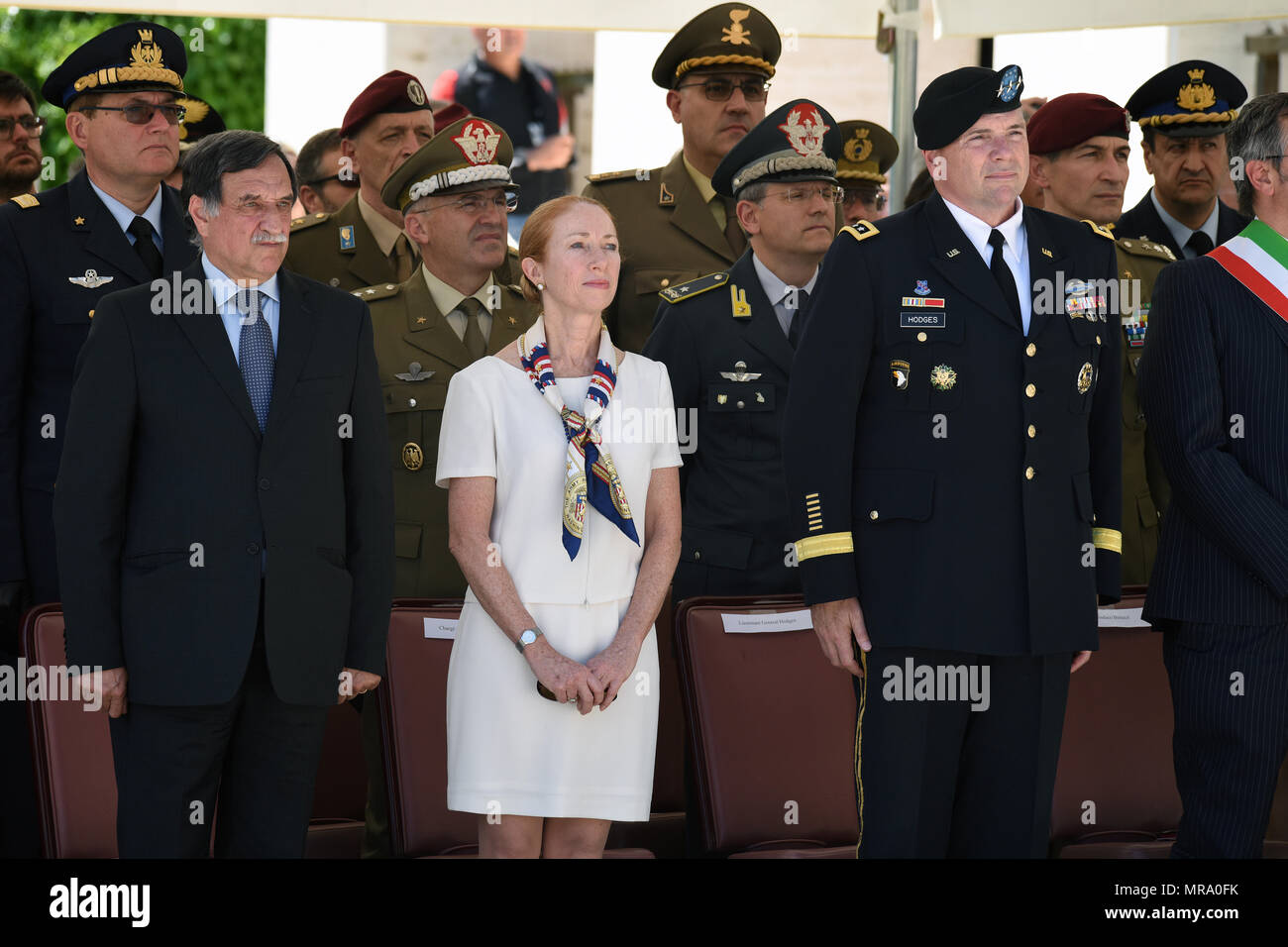 (Da sinistra). Vice ministero della Difesa italiano onorevole Domenico Rossi, U.S. Ambasciata per l Italia e San Marino incaricato d'affari Kelly Degnan e U.S. Europa esercito Comandante Generale Lt. Gen. Ben Hodges stand durante il giorno memoriale della cerimonia presso il Cimitero e memoriale americano a Firenze, Firenze, Italia, 29 maggio 2017. (U.S. Esercito Foto di Visual Information Specialist Paolo Bovo/rilasciato) Foto Stock