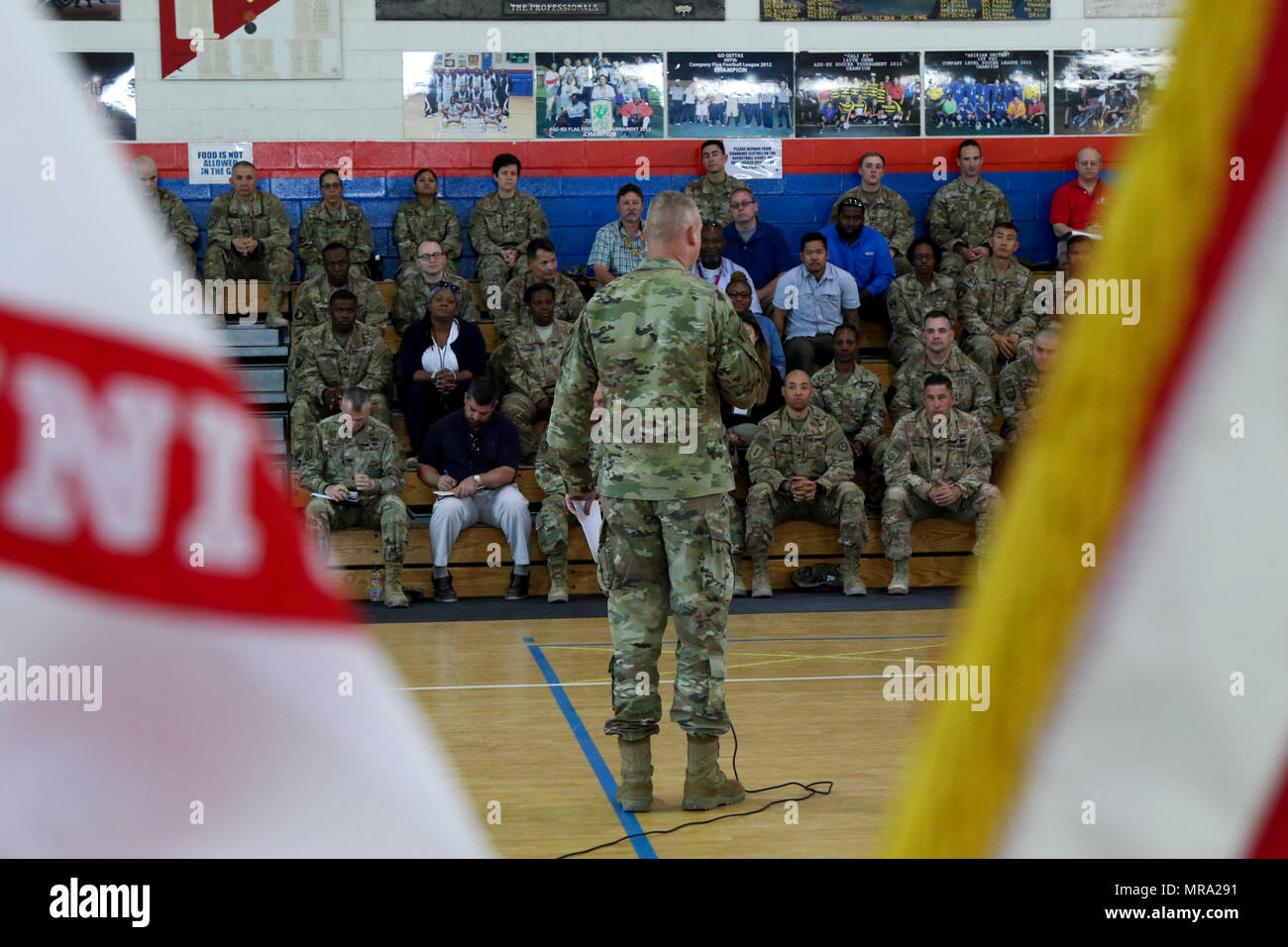 Il Mag. Gen. Terrence McKenrick, il vice Comandante generale degli Stati Uniti Esercito centrale, fornisce un breve discorso di benvenuto per il personale di USARCENT situato a Camp Arifjan, Kuwait, 26 maggio. McKenrick ha parlato dell'importanza dell'unità, la costruzione di capacità del partner e una comunicazione efficace con le coorti situato a U.S. Esercito la sede centrale presso Shaw Air Force Base, Carolina del Sud. (U.S. Esercito foto di Sgt. Betania Huff, USARCENT Affari pubblici) Foto Stock