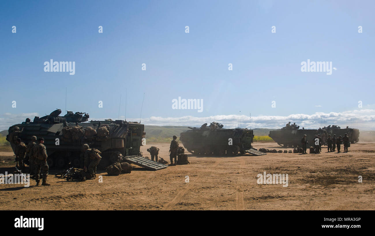 MARINE CORPS BASE Camp Pendleton, California - Marines con il quindicesimo Marine Expeditionary Unit load marcia sul assalto anfibio veicoli dopo un assalto anfibio sulla Spiaggia Rossa durante PHIBRON-Meu integrazione della formazione di Camp Pendleton, 13 aprile 2017. Questa prima in mare esercizio fornisce i Marines l'opportunità di esercitarsi integrando con i loro omologhi della marina per formare un team efficiente in grado di realizzare una vasta gamma di missioni in tutto il mondo. Questo Navy-Marine Corps team supporta lottatori Comandanti regionali mantenendo la sicurezza marittima e la stabilità durante la fornitura di optio offshore Foto Stock