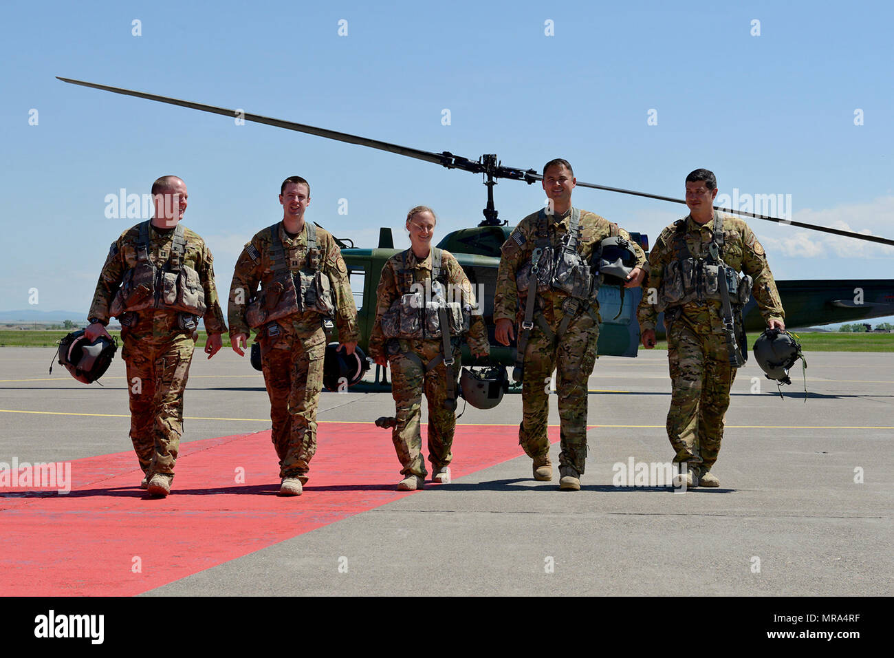 (Da sinistra a destra) Capt. James Harris, quarantesimo elicottero Squadron co-pilota, Cap. Matt Thompson, 40HS pilota, il Mag. Melonie Parmley, 341 Gruppo Medico Chirurgo di volo, Tech. Sgts. Andrew Blankenship e Daniel Marchick, quarantesimo HS speciale missione aviatori, a piedi da un elicottero Maggio 30, 2017, a Malmstrom Air Force Base Mont. L'equipaggio salvato due ragazze e il loro cane martedì mattina dopo le ragazze sono andati persi durante le escursioni in scatole chiuse stato parco lunedì notte. (U.S. Air Force foto/Staff Sgt. Delia Marchick) Foto Stock