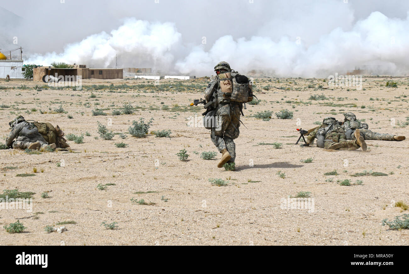 Soldati con la 155Armored Brigade Combat Team, Mississippi Esercito Nazionale Guardia, condurre la formazione di assalto 30 maggio 2017 presso il Centro Nazionale di Allenamento, Fort Irwin, California. (Mississippi Guardia Nazionale foto di Staff Sgt. Shane Hamann, 102d affari pubblici distacco). Foto Stock