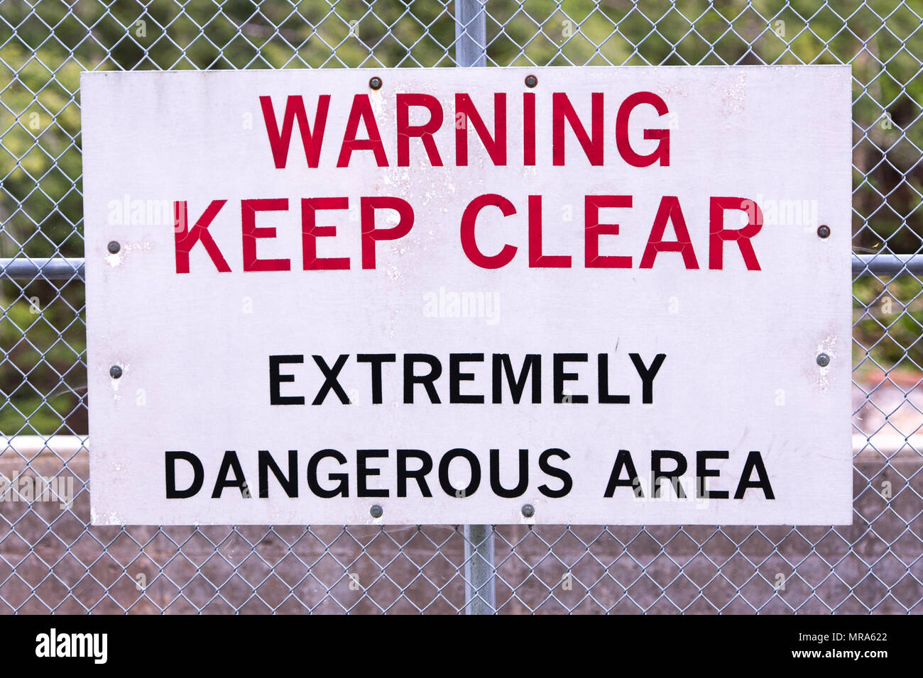 Avvertenza mantenere chiaro segno su una catena collegamento recinto in corrispondenza di una diga idroelettrica sul fiume Sacandaga nelle Montagne Adirondack, NY USA Foto Stock