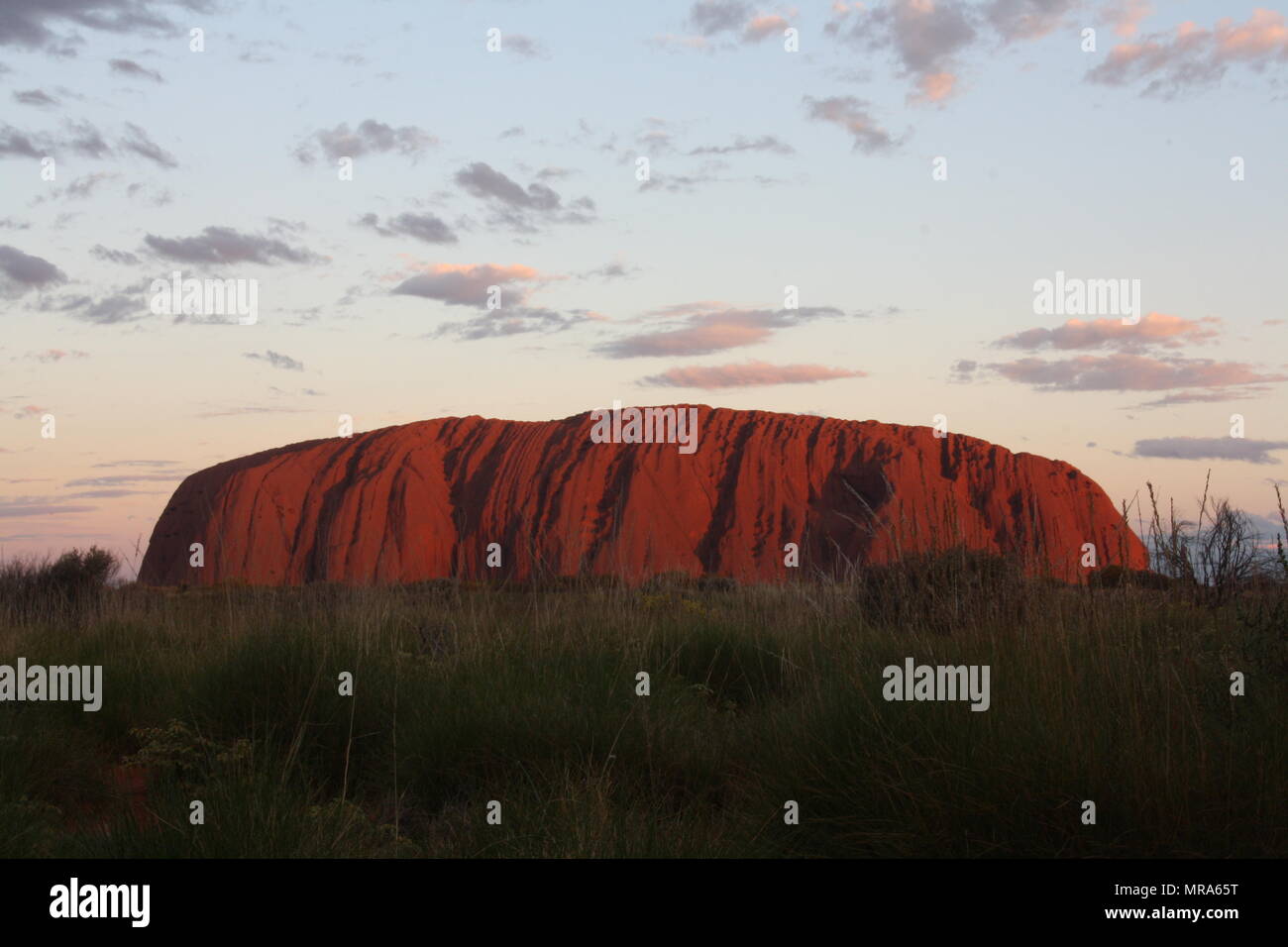 Alba si rompe su Uluru, Territorio del Nord, l'Australia Foto Stock