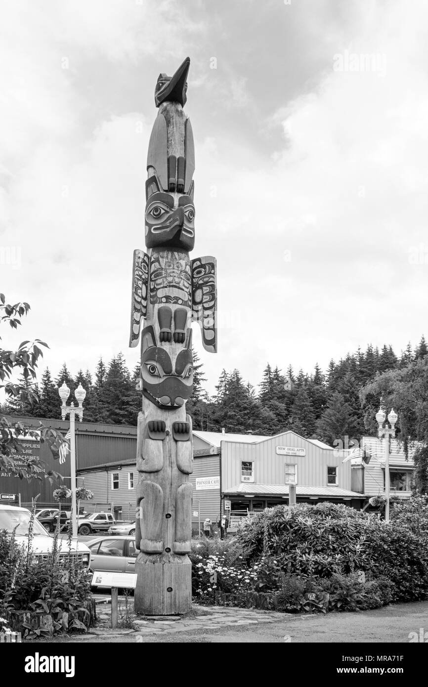 Alaska totem tribale culturale eagle lo spirito della tradizione di potenza bianco nero Foto Stock