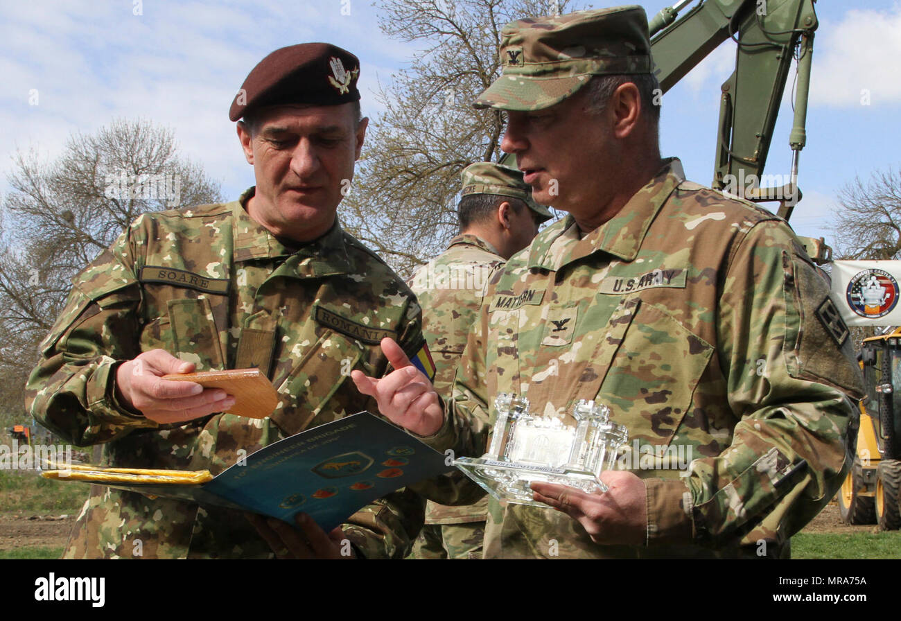 Stati Uniti Esercito Col. Paolo Mattern, comandante della 926th brigata ingegnere e Rumeno Brig. Gen. Gheorghe Soare, comandante rumeno della decima brigata ingegnere, scambio di doni dopo la cerimonia di apertura per la risoluta Castello 2017 a Cincu Training Center, Romania il 14 aprile. I comandanti ha sottolineato un forte senso di unità e di coesione per le loro rispettive forze che lavorano insieme come un nuovo ciclo di castello risoluto inizia. Legami di amicizia come questa vetrina dell'efficacia di funzionamento Atlantic risolvere, una missione della NATO che coinvolgono gli Stati Uniti e l'Europa in uno sforzo combinato per potenziare i legami di ven Foto Stock